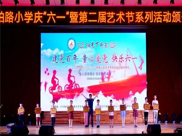 逃离老旧温泉社